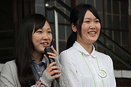 9日の三条マルシェで司会を担当した三条東高生の親友ふたり、右が司会の石田さん、左がサポートした野口さん