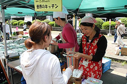  前回5月の三条マルシェの「世界のキッチン」のようす