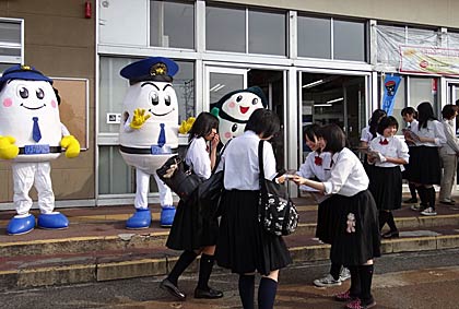  8日、東三条駅前柄行われた「6・9の日」にちなんで自転車の鍵かけを呼びかける広報啓発活動