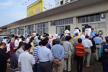  駅前に集合、あいさつを行って開始