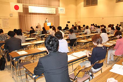 100人余りが聴講した