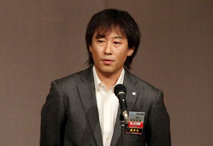  開会のあいさつを行う高取理事長