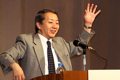  大きな身ぶり手ぶりで話す碓井教授