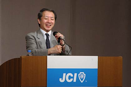 加茂青年会議所の公開例会で講演する新潟青陵大学大学院臨床心理学研究科の碓井真史教授