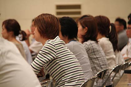 真剣に聞き入る来場者