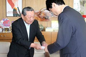 燕商工会議所が第4回会頭杯ゴルフ大会のチャリティーなどで10万円を燕市に寄付