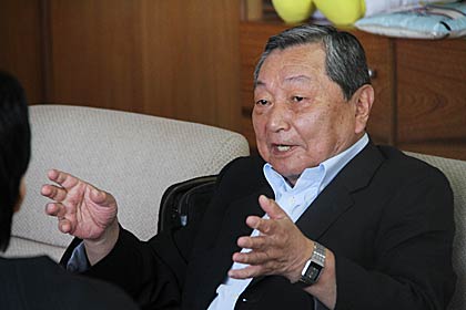  山崎会頭はゴルフや山崎会頭が社長に就く山崎金属工業の世界最強スプーン「コブラ」について話した