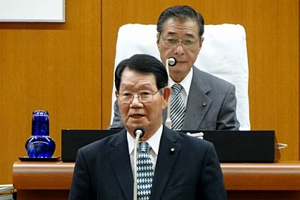  議長堰に就いた熊倉市議の前であいさつする副議長に決まった横山さん