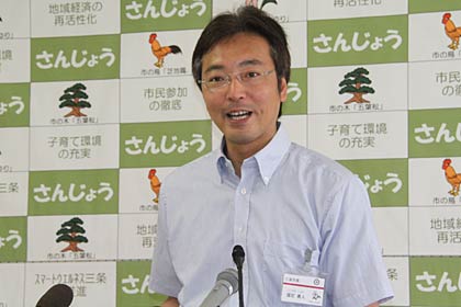  定例記者会見を行う国定三条市長