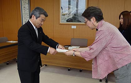  長沼教育委員長から辞令書を受ける長谷川さん