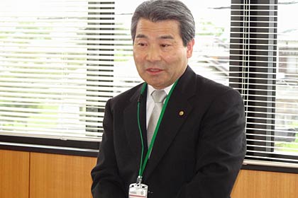 教育委員にあいさつする長谷川さん
