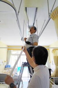 三条特別養護老人ホーム「長和園」で照明器具の点検や清掃を行う新潟県電機商業組合三条支部の青年部