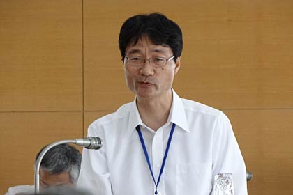  答弁する鈴木市長