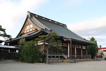 これまでの別院フォーラムはこの本堂の前の境内で行われたが、初めての「御坊市」は中が会場になる