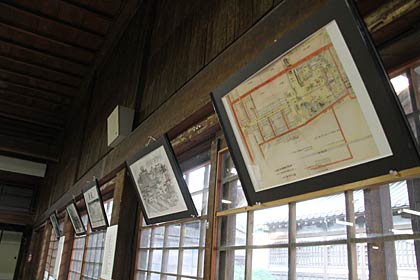 旧御堂に展示する三条別院の古い絵図や写真