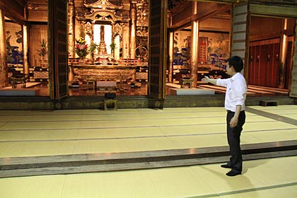 三条教務所の五辻さんが立つところから奥がふだんは僧りょしか入れない外陣、さらに奥は内陣