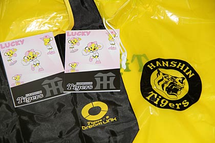 1日先着500人でアンケートに答えた人にプレゼントする球団グッズ