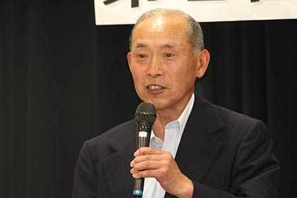 あいさつする早川会長