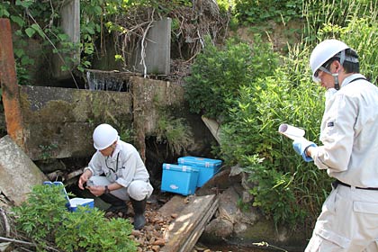 市民団体から指摘のあった五十嵐川への排水の出口でも採取