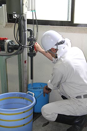 処理を終わった水をためておく放流水槽からの採取