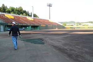 16、17日の2012プロ野球ウエスタン・リーグ公式戦の阪神タイガース対中日ドラゴンズ戦に向けて整備が進む三條機械スタジアム