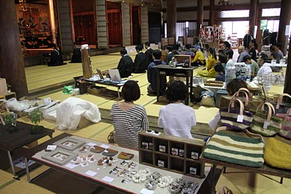 閉場後には本堂で僧りょと出店者でお勤め