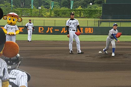 始球式を行う須頃ジュニアクラブの五十嵐君
