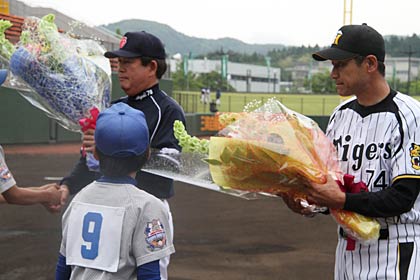 中日の鈴木監督(左)と阪神の吉竹監督(右)