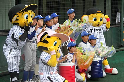 須頃ジュニアクラブとトラッキー、ラッキー、キー太で記念写真