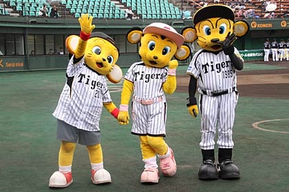  トラッキー、ラッキー、キー太が勢ぞろい