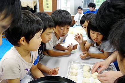 夕食用のパン作りを体験