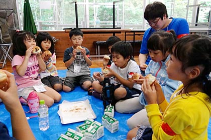 無言で夕食をほおばる子どもたち