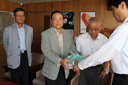 鈴木市長に舘野地蔵尊に寄せられた浄財を手渡す湯川政治さんら
