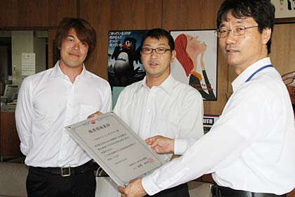  左から燕市水泳協会の小林会長、つばめスイミングクラブの近山代表、鈴木市長