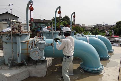 貝喰川の水をくみあげて信濃川へ排水するポンプ