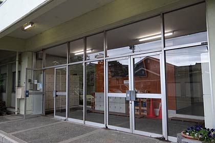 窓ガラスが割られた三条市立第一中学校の教職員用玄関、すでにガラスは直っている