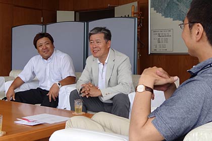  3人で歓談