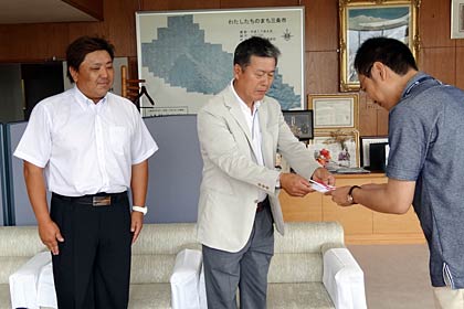 左から鹿峠会の若林幹事、近藤会長、国定三条市長