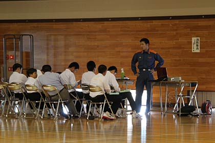 20日、燕市立分水中学校で行われた職業講話