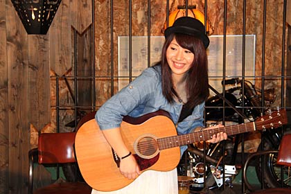 放送後に縁竹縄さんギターを下げ、帽子をかぶってご機嫌の納谷さん