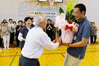 「ソレイユ会」代表の横山さんから市長に花のプレゼント