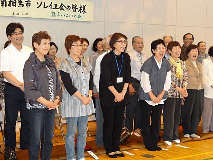 国定市長のあいさつを聞く「ソレイユ会」のメンバー
