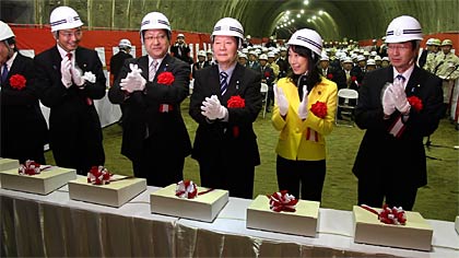 2010年11月に行われた八十里越の県境をまたぐ9号トンネルの貫通式