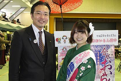 2012年1月の三条マルシェのケンオー・ドットコムのイベントに参加してくれ、国定三条市長とツーショットに収まる上田さん