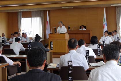 燕市議会6月定例会最終日の議場