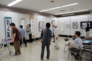 22、23、24の3日間、三条市中央公民館で第25回書道展を開いている三條蘭亭会、21日の展示作業のようす