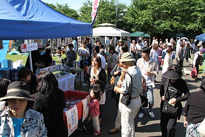 23日の「第5回三条クラフトフェア in 槻の森」の混雑のようす