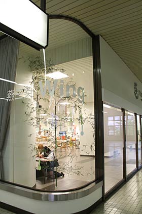  燕三条で乗客の行き来が多い燕三条Wingの角のガラス張りのコーナーに展示、注目度は抜群