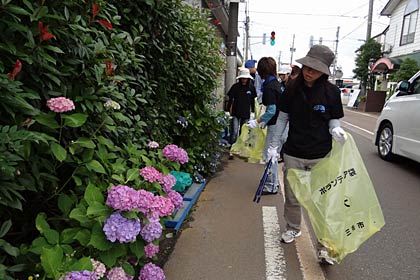  「ソレイユ三条」周辺でごみ拾いを行うーム三条地区BBS会