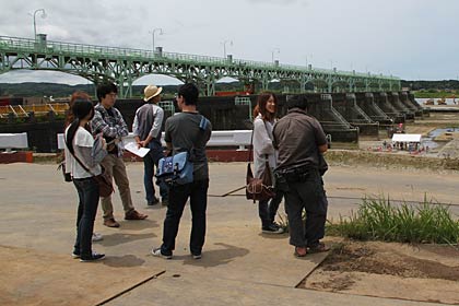 一般開放が行われた大河津分水路右岸の旧可動堰撤去工事現場